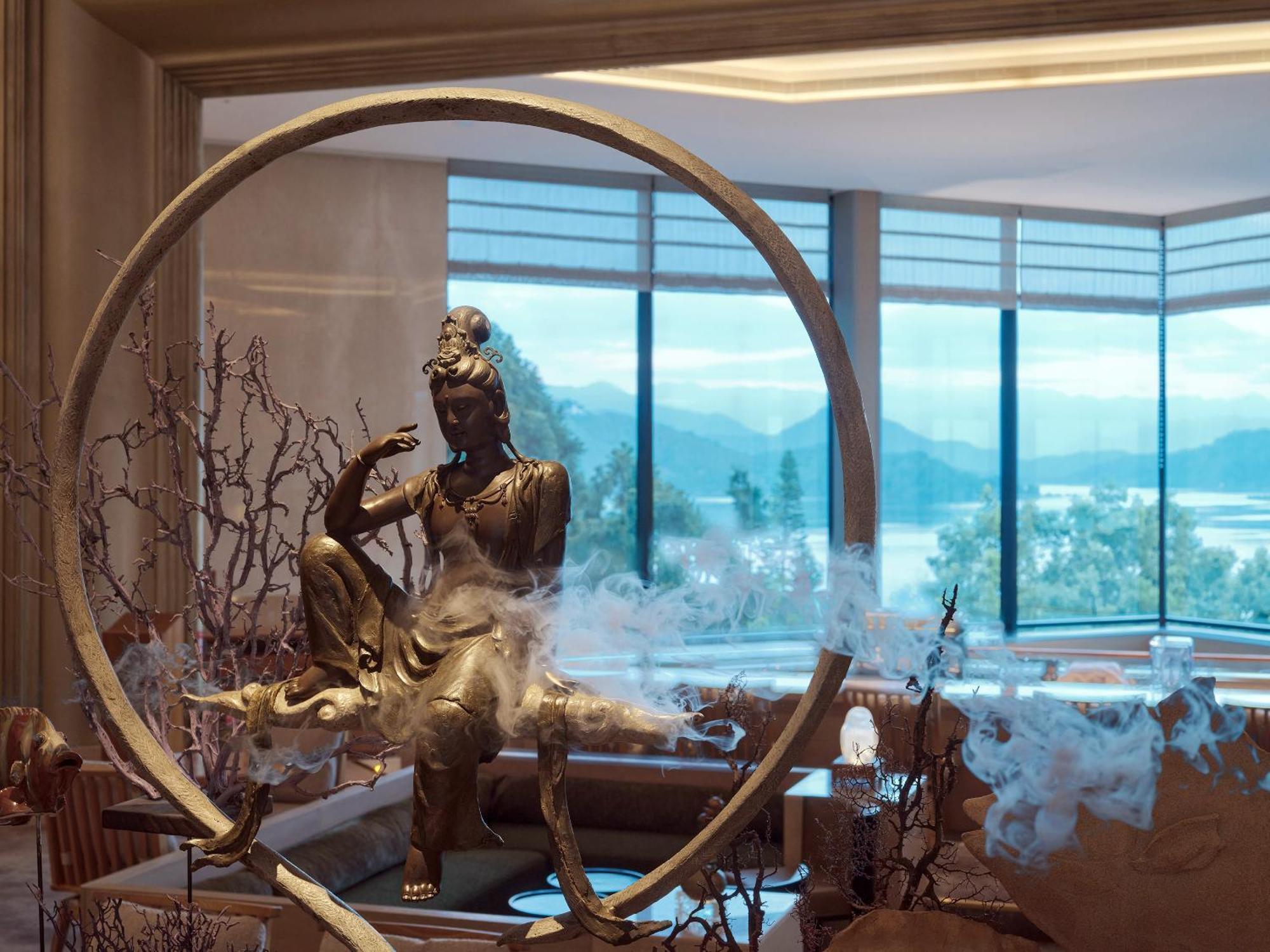 Fleur De Chine Hotel Yuchi Luaran gambar The statue of the Buddha in the lobby of the hotel