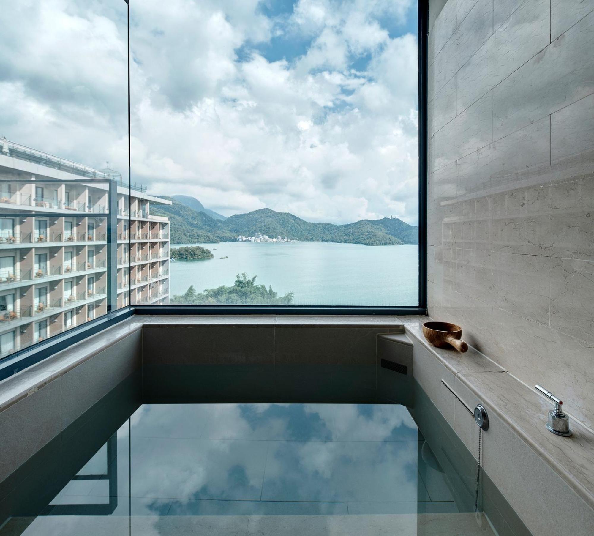 Fleur De Chine Hotel Yuchi Bilik gambar View from the bathroom
